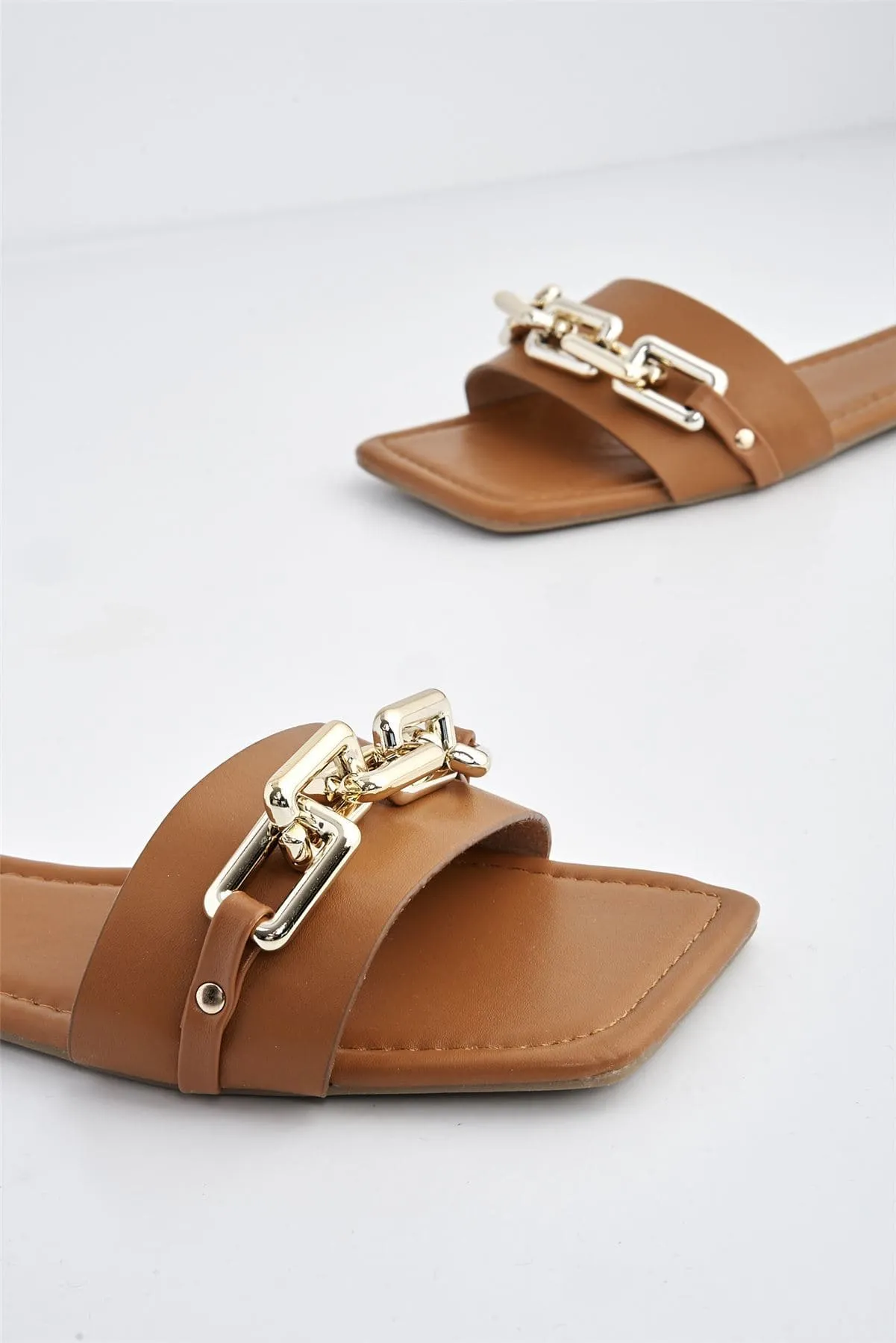 Harlow Statement Chain Flat Sandal in Camel